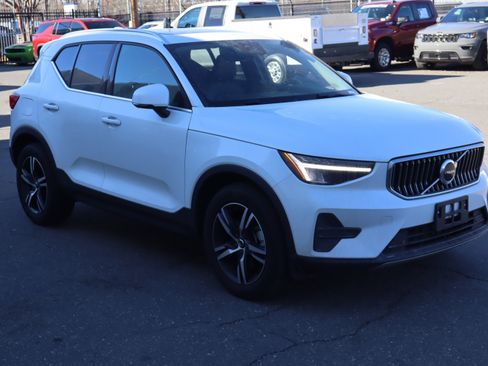 Used 2025 Volvo XC40 B5 Core image 2