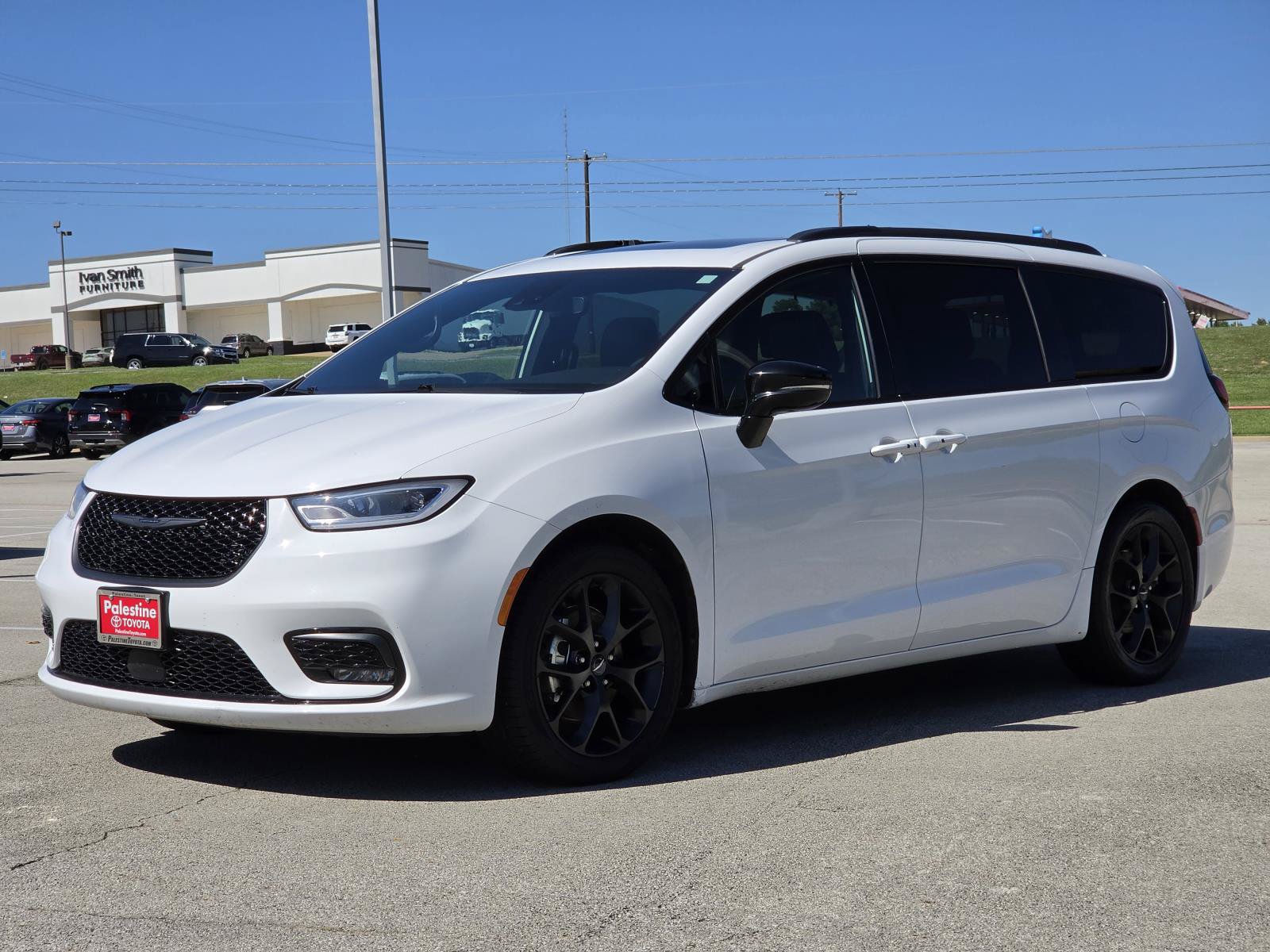 Used 2025 Chrysler Pacifica Limited FWD image 3