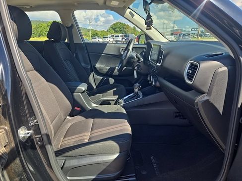Used 2022 Hyundai Venue SEL FWD image 21