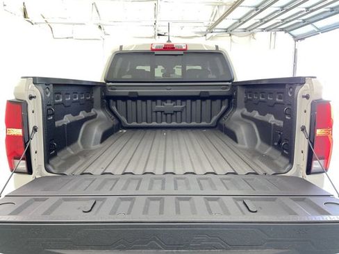 New 2026 Chevrolet Colorado ZR2 w/ Technology Package AWD/4WD image 18