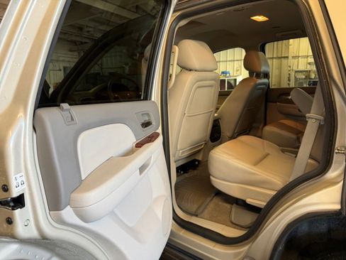 Used 2013 GMC Yukon SLT w/ SLT-2 Equipment Package AWD/4WD image 34