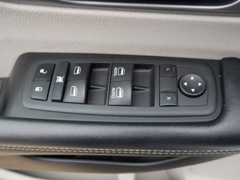 Used 2022 Chrysler Pacifica Touring-L image 30