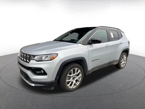 Used 2025 Jeep Compass Limited image 3