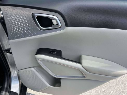 Used 2025 Kia Soul LX w/ LX Technology Package FWD image 8