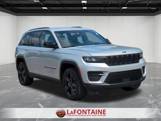 Used 2024 Jeep Grand Cherokee Altitude AWD/4WD image 7