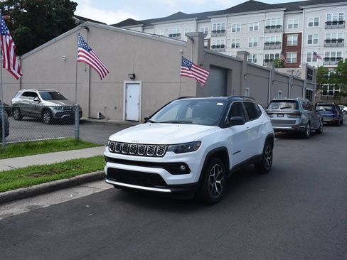 Used 2025 Jeep Compass Limited AWD/4WD image 2