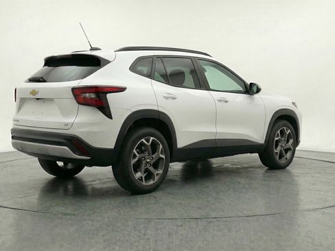 Used 2025 Chevrolet Trax LT w/ LT Convenience Package image 9