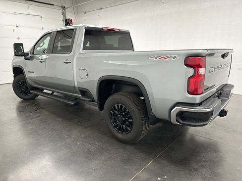 Used 2024 Chevrolet Silverado 2500 LT w/ Convenience Package image 6
