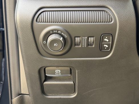 Used 2024 Jeep Wagoneer 4WD w/ Premium Group I image 32