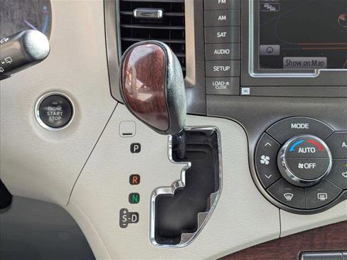 Used 2011 Toyota Sienna XLE w/ Premium Pkg image 12