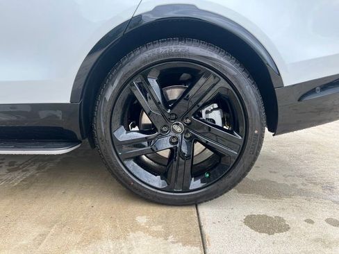 New 2025 Land Rover Discovery Dynamic SE image 24