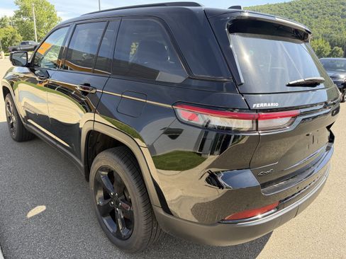 Used 2023 Jeep Grand Cherokee Limited w/ Black Appearance Package AWD/4WD image 2