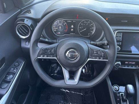 Used 2018 Nissan Kicks SV FWD image 14