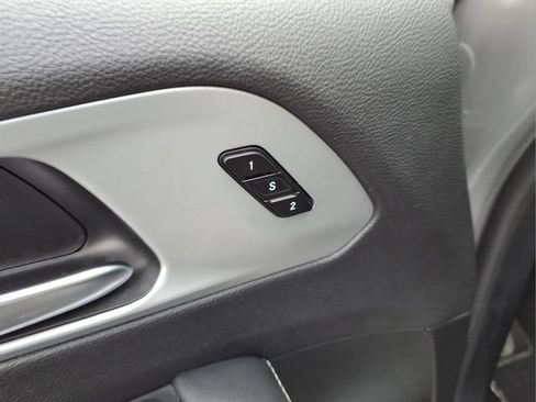 Used 2025 Chrysler Pacifica Limited FWD image 11