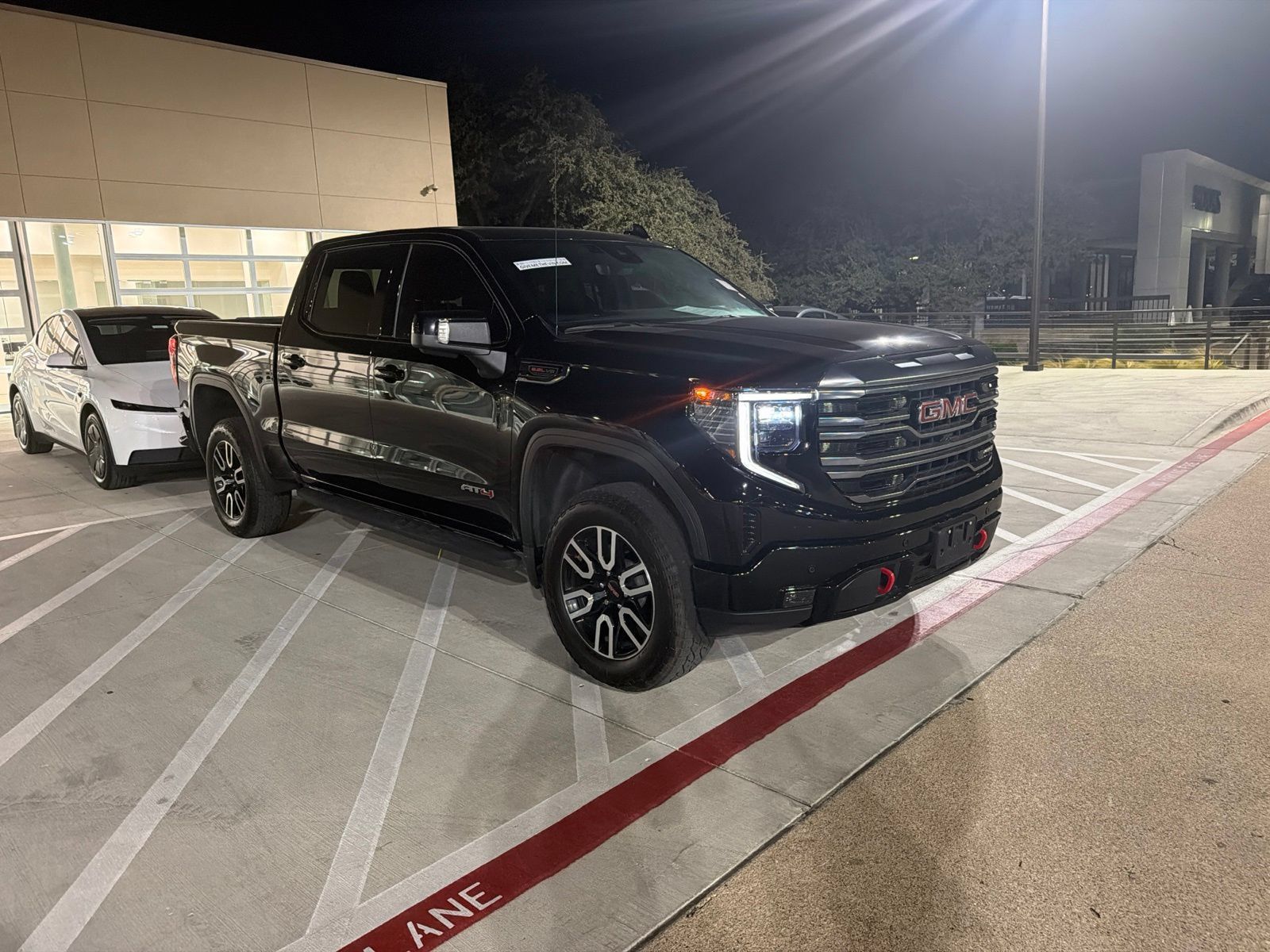 Used 2022 GMC Sierra 1500 AT4 w/ AT4 Premium Package AWD/4WD image 4