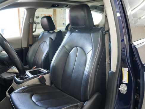 Used 2018 Chrysler Pacifica Limited FWD image 26