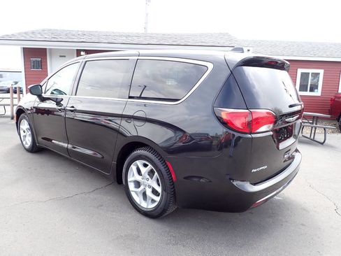 Used 2017 Chrysler Pacifica Touring Plus w/ Tire & Wheel Group FWD image 4