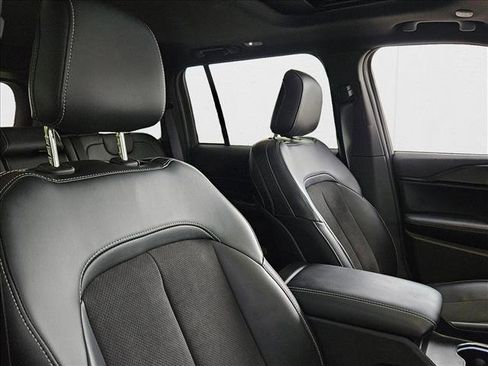 Used 2025 Jeep Grand Cherokee Laredo image 21