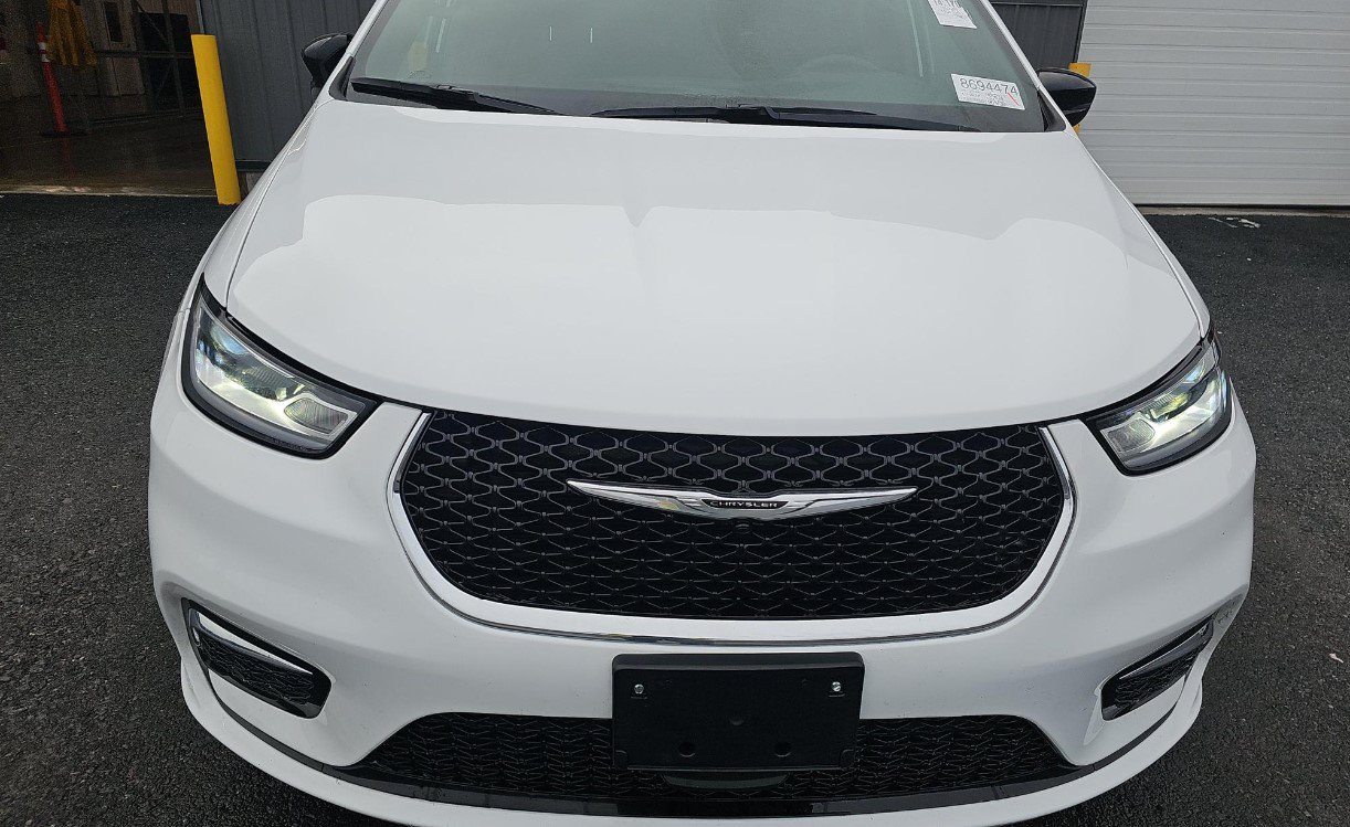 Used 2026 Chrysler Pacifica Select FWD image 3