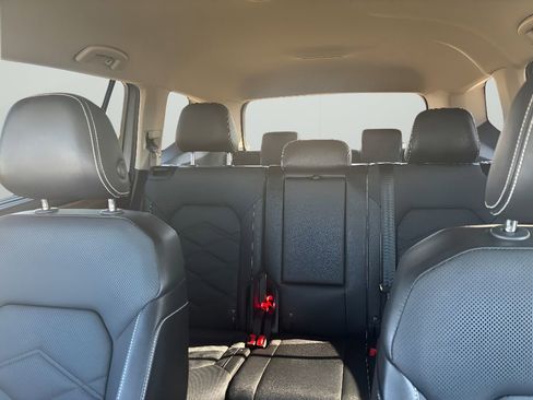 Used 2025 Volkswagen Atlas SE image 23