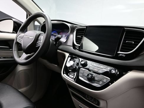 Used 2024 Chrysler Pacifica Touring-L FWD image 13