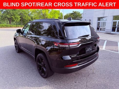 Used 2023 Jeep Grand Cherokee Altitude RWD image 5