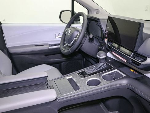 New 2026 Toyota Sienna XLE image 15