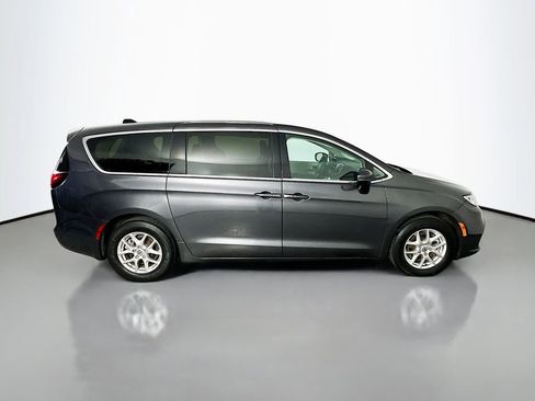Used 2023 Chrysler Pacifica Touring-L FWD image 8