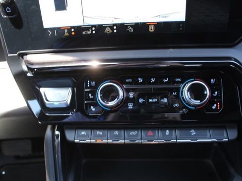 Used 2024 GMC Sierra 1500 AT4 w/ Technology Package AWD/4WD image 32