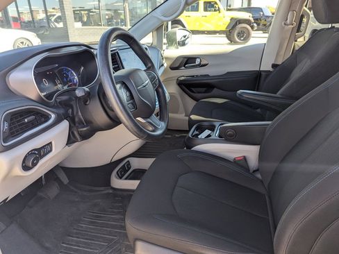 Used 2021 Chrysler Pacifica Touring image 25