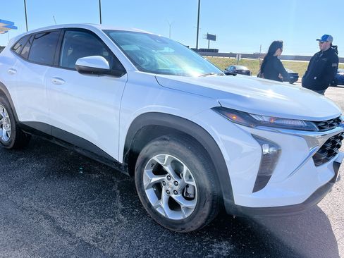 Used 2024 Chevrolet Trax LS w/ LS Convenience Package image 2