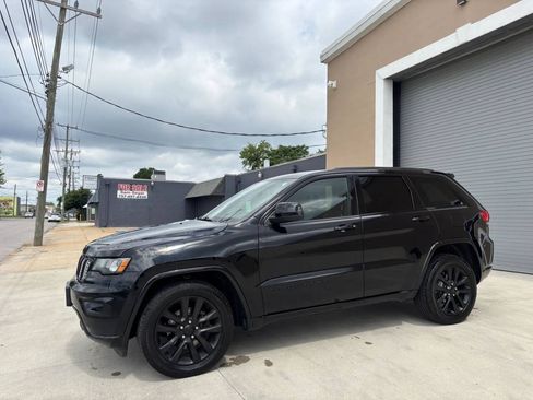 Used 2018 Jeep Grand Cherokee Altitude AWD/4WD image 2