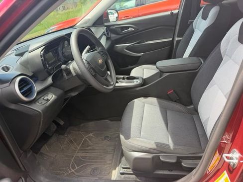 Used 2024 Chevrolet Trax LS w/ LS Convenience Package FWD image 4