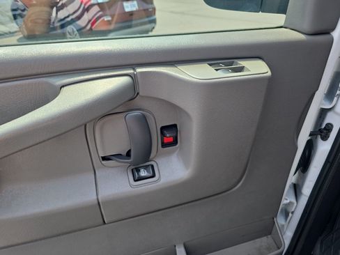 Used 2015 Chevrolet Express 2500 RWD image 20