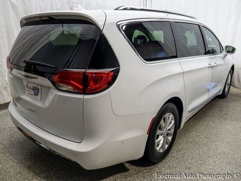 Used 2018 Chrysler Pacifica Touring-L Plus w/ Advanced Safetytec Group image 9
