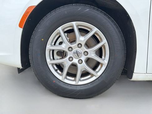 Used 2023 Chrysler Pacifica Touring-L FWD image 32