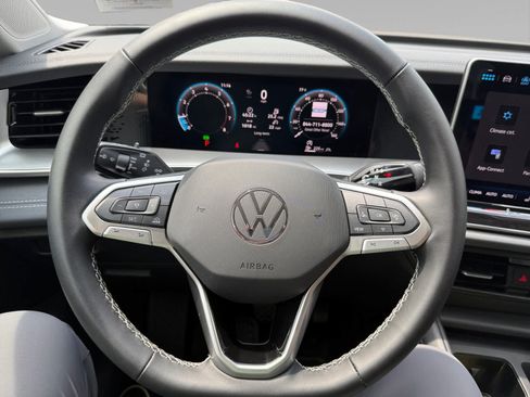 Used 2025 Volkswagen Tiguan SE AWD/4WD image 13