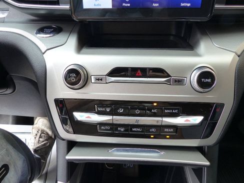 Used 2022 Ford Explorer XLT w/ Equipment Group 202A AWD/4WD image 35