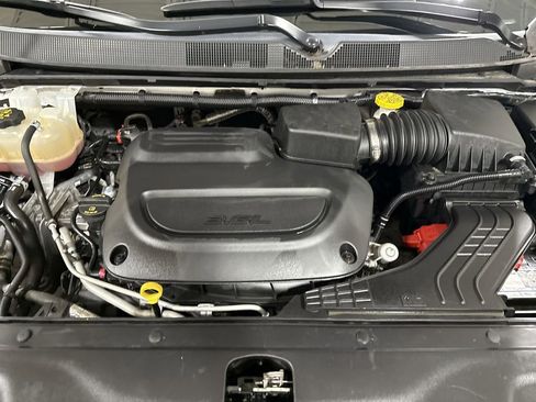 Used 2023 Chrysler Pacifica Touring-L FWD image 25