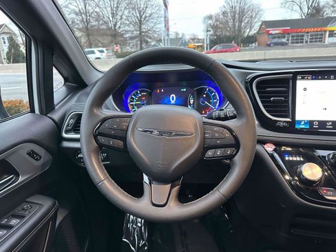 Used 2024 Chrysler Pacifica Limited image 12