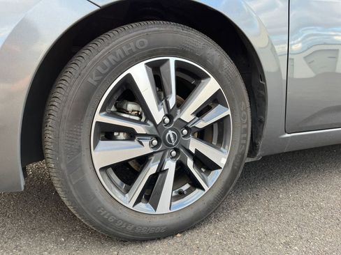 Used 2025 Nissan Versa SV image 28