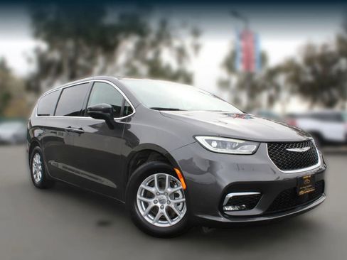 Used 2023 Chrysler Pacifica Touring-L image 7