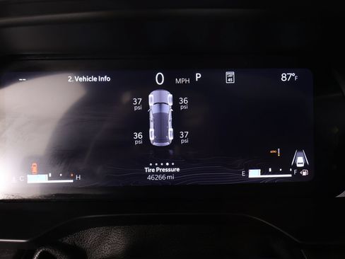 Used 2023 Jeep Grand Cherokee Overland w/ Luxury Tech Group IV AWD/4WD image 4