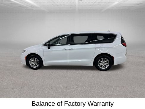 Used 2025 Chrysler Pacifica Select FWD image 8