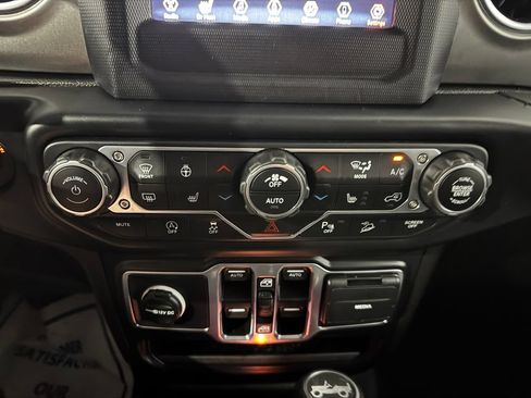 Used 2019 Jeep Wrangler Unlimited Sahara w/ Safetytec Group AWD/4WD image 26