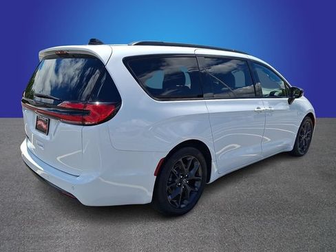 Used 2025 Chrysler Pacifica Limited FWD image 4