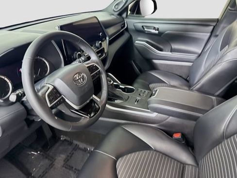 Used 2023 Toyota Highlander XSE FWD image 9