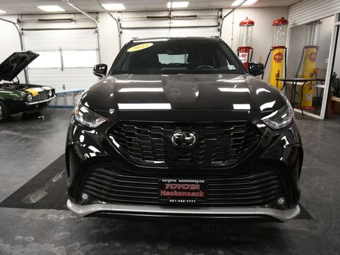 Used 2022 Toyota Highlander XSE image 2