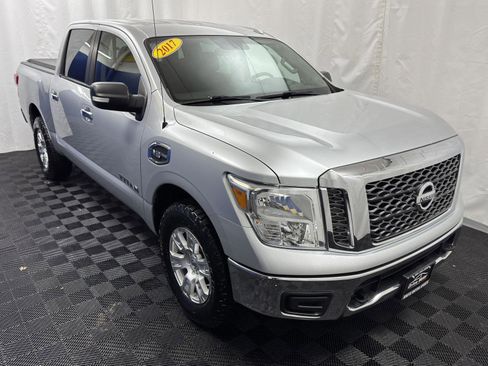 Used 2017 Nissan Titan SV image 16