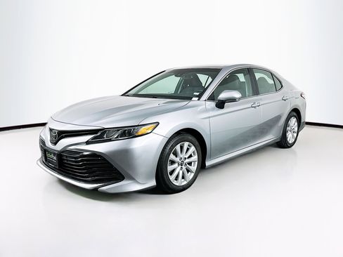 Used 2018 Toyota Camry LE image 3